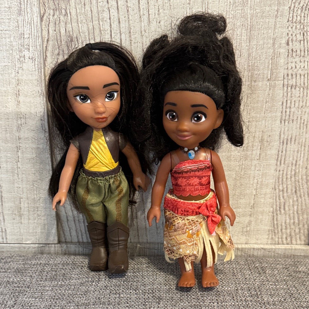Disney Adventure Dolls  Moana, and Raya.     6 inch tall